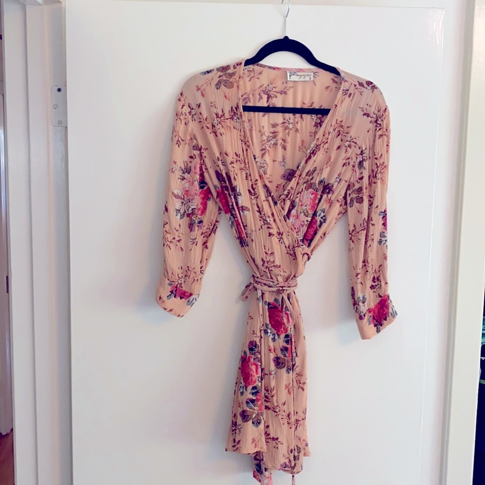 Wrap around quarter sleeve short dress.